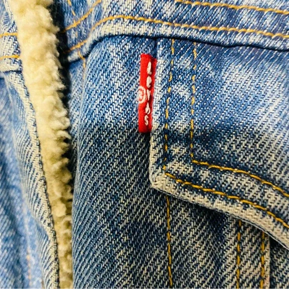 Levi’s Womens Light Blue Washed Sherpa Trucker Jacket Size Medium - Picture 4 of 6